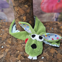 Lade das Bild in den Galerie-Viewer, &quot;Hase Hugo&quot; Handpuppen Schal
